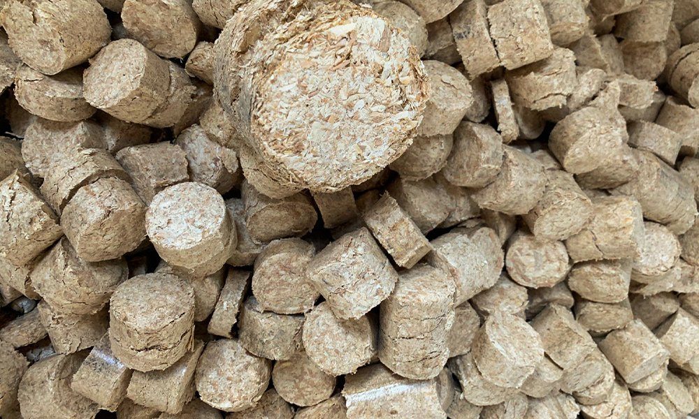 Volumenreduzierung von Hobel-, Frässpänen, Sägemehl, aber auch von nachwachsenden Rohstoffen wie Miscanthus